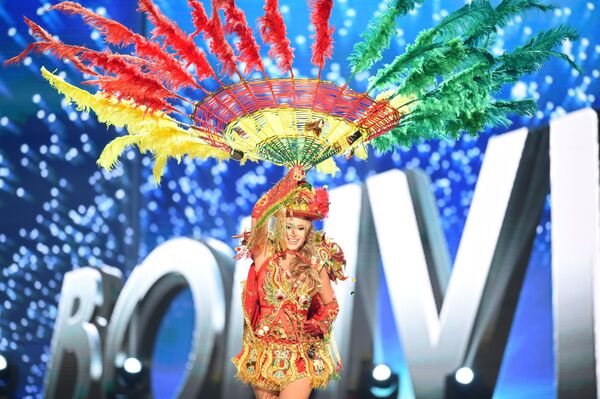 Участница конкурса Мисс Вселенная из Боливии в национальном костюме - Sputnik Молдова