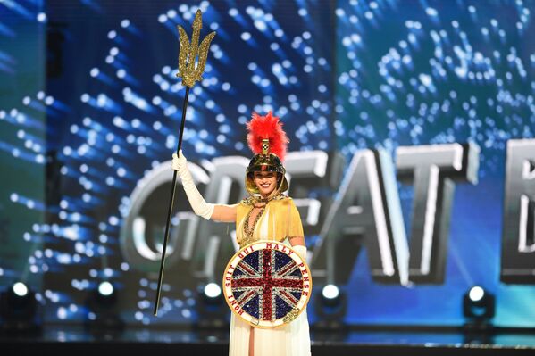 Участница конкурса Мисс Вселенная из Великобритании в национальном костюме - Sputnik Молдова