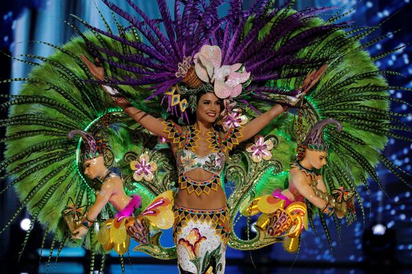 Участница конкурса Мисс Вселенная из Панамы в национальном костюме - Sputnik Молдова