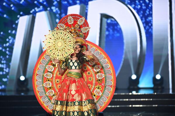 Reprezentanta Indiei, Roshmita Harimurthy, la concursul costumelor naționale „Miss Univers”. - Sputnik Moldova