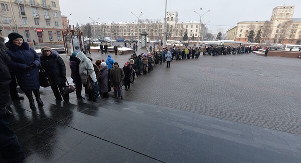 Огромная очередь проститься с Тихановичем образовалась у филармонии - Sputnik Молдова