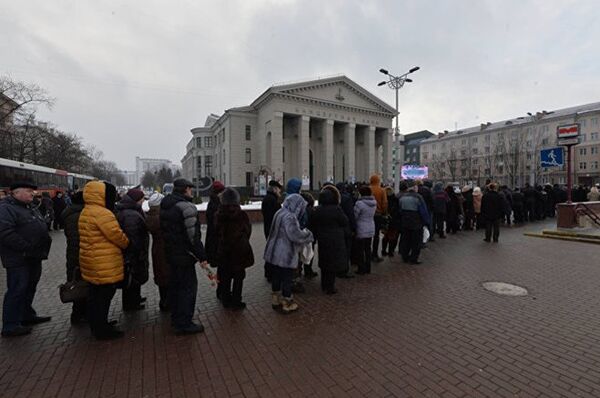 Огромная очередь образовалась у филармонии перед прощанием с Тихановичем - Sputnik Молдова