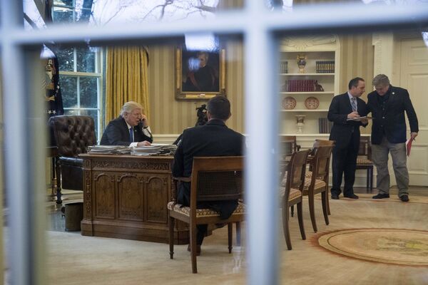 Президент США Дональд Трамп во время телефонного разговора с канцлером Германии Ангелой Меркель Президент США Дональд Трамп во время телефонного разговора с канцлером Германии Ангелой Меркель - Sputnik Молдова