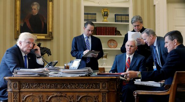 Президент США Дональд Трамп говорит по телефону с президентом России Владимиром Путиным, 28 января 2017 Президент США Дональд Трамп говорит по телефону с президентом России Владимиром Путиным, 28 января 2017 - Sputnik Молдова