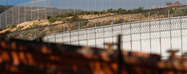 Часть стены, отделяющей Мексику и Соединенные Штаты, в Тихуане Часть стены, отделяющей Мексику и Соединенные Штаты, в Тихуане - Sputnik Moldova