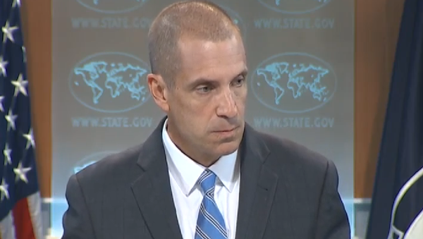 Associated Press reporter Matt Lee reminded State Department Deputy Spokesman Mark Toner of the department’s sharp and immediate condemnation of an Israeli shelling, which accidentally struck a school in Gaza last year. - Sputnik Moldova-România