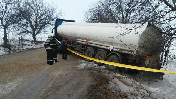 Грузовик с топливом перевернулся в Сынджерей - Sputnik Молдова