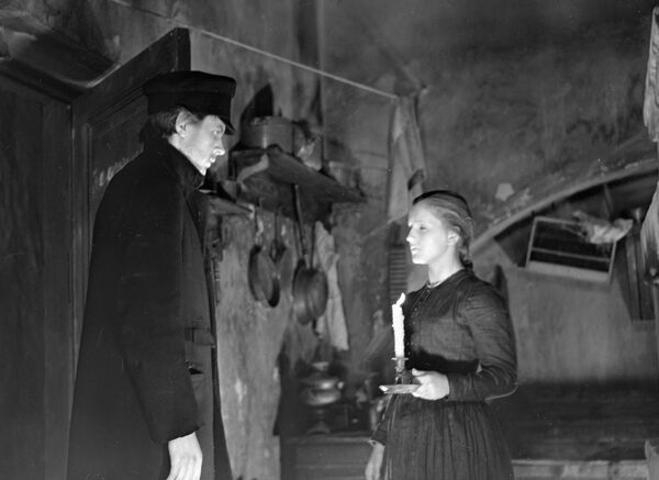 Георгий Тараторкин в роли Раскольникова Георгий Тараторкин в роли Раскольникова - Sputnik Молдова