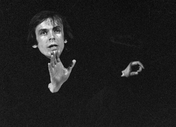 Сцена из спектакля по пьесе А. Штейна Версия. В роли А. Блока народный артист РСФСР Георгий Тараторкин. Сцена из спектакля по пьесе А. Штейна Версия. В роли А. Блока народный артист РСФСР Георгий Тараторкин. - Sputnik Молдова