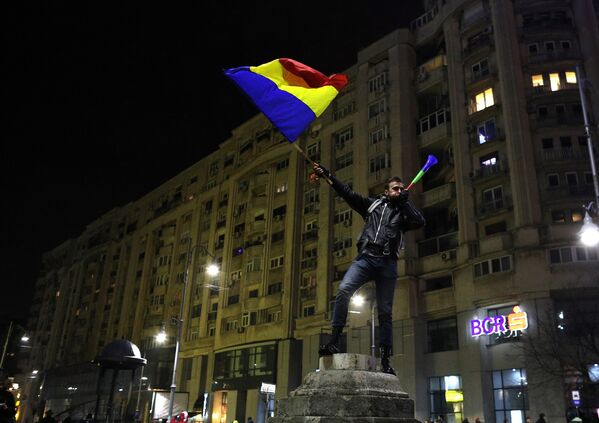Un protestatar flutură steagul României - Sputnik Moldova-România