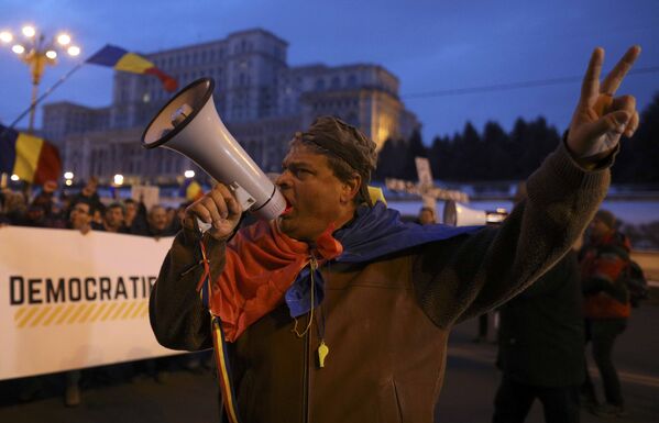 Un bărbat animă mulțimea cu ajutorul megafonului - Sputnik Moldova-România