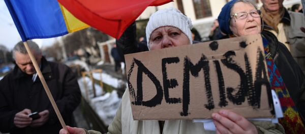 Demonstranți pro-guvernamentali cer demisia președintelui Klaus Iohannis Demonstranți pro-guvernamentali cer demisia președintelui Klaus Iohannis - Sputnik Молдова