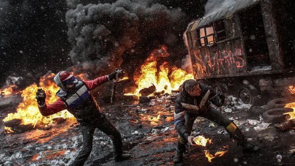 Rioters throw rocks and molotov cocktails at riot police in Kiev, January 22, 2014 - Sputnik Moldova-România