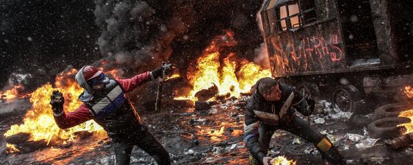 Rioters throw rocks and molotov cocktails at riot police in Kiev, January 22, 2014 Rioters throw rocks and molotov cocktails at riot police in Kiev, January 22, 2014 - Sputnik Moldova-România