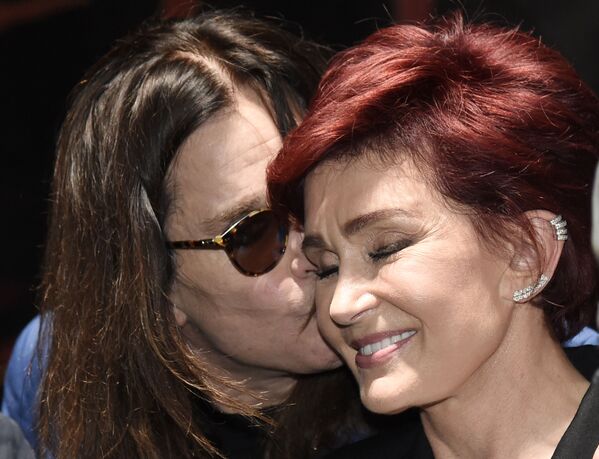 Muzicianul Ozzy Osbourne își sărută soția Sharon. - Sputnik Moldova