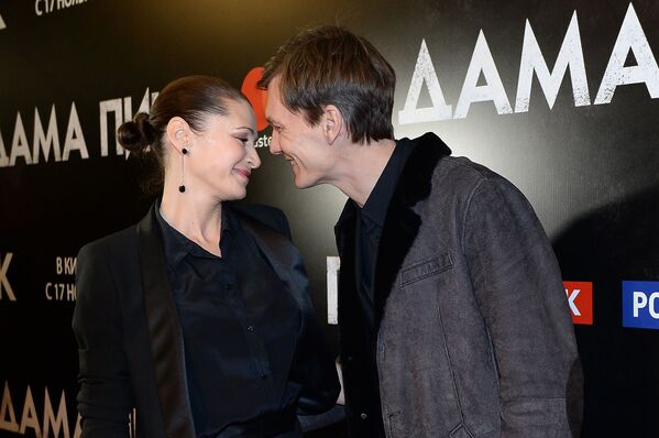 Regizorul rus Filip Iankovski cu soția sa, actrița Oksana Fandera. - Sputnik Moldova