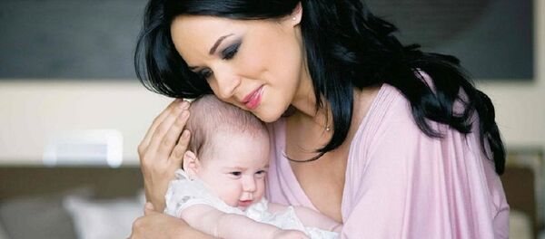 Andrea Marin cu copilul în brațe - Sputnik Moldova