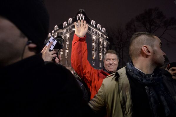 Klaus Iohannis în mijlocul manifestanților - Sputnik Moldova-România