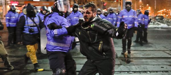 Incidentele nu au lipsit de la protestele din Piața Victoriei - Sputnik Moldova-România
