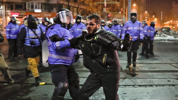 Incidentele nu au lipsit de la protestele din Piața Victoriei - Sputnik Moldova-România