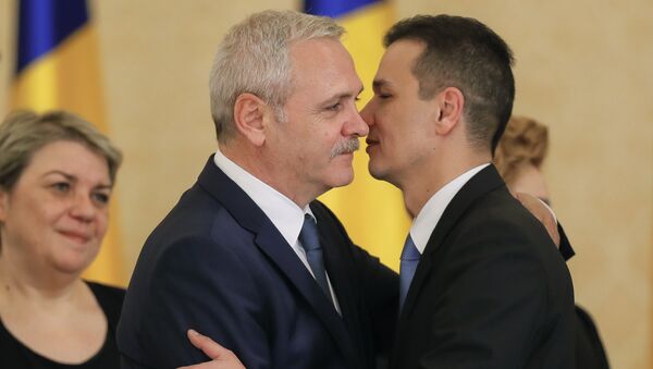 Prim-ministrul României Sorin Grindeanu (dreapta) și Liviu Dragnea (stânga) - Sputnik Moldova-România