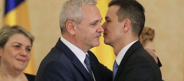 Prim-ministrul României Sorin Grindeanu (dreapta) și Liviu Dragnea (stânga) Prim-ministrul României Sorin Grindeanu (dreapta) și Liviu Dragnea (stânga) - Sputnik Moldova-România