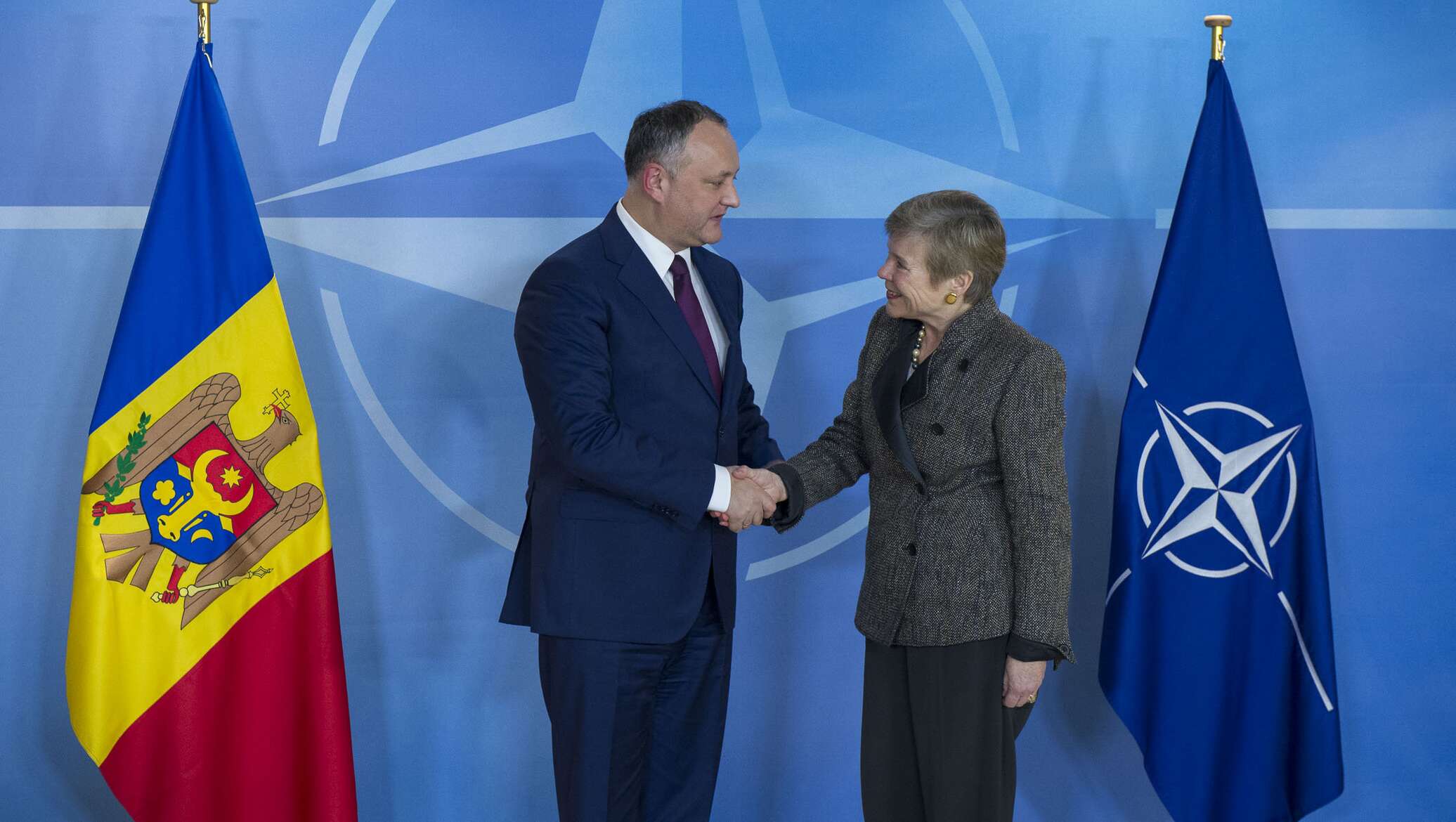 Членство молдавии в нато. Румыния НАТО. Игорь Додон НАТО. Молдова НАТО. Флаги Молдова и НАТО.
