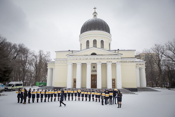 Сотрудницы полиции собрались перед Кафедральным собором. - Sputnik Молдова