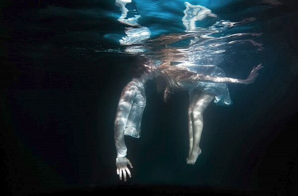 Ședința foto subacvatică realizată de cunoscutele modele Marina Dar și Serghei Krauz. - Sputnik Moldova