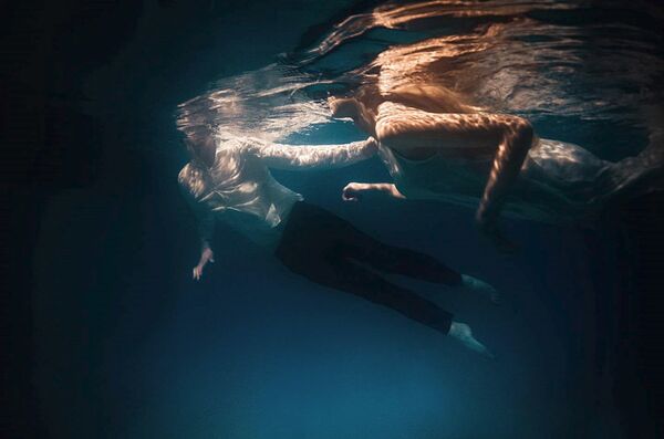 Ședința foto sub apă realizată de cunoscutele modele Marina Dar și Serghei Krauz. - Sputnik Moldova