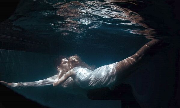 Ședința foto subacvatică realizată de cunoscutele modele Marina Dar și Serghei Krauz. - Sputnik Moldova