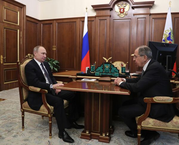 Рабочая встреча президента РФ В. Путина с главой МИД РФ С. Лавровым Рабочая встреча президента РФ В. Путина с главой МИД РФ С. Лавровым - Sputnik Молдова