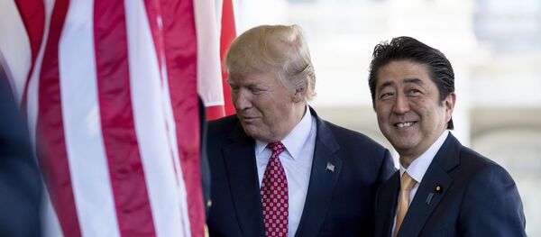 President Donald Trump welcomes Japanese Prime Minister Shinzo Abe outside the West Wing of the White House - Sputnik Moldova-România