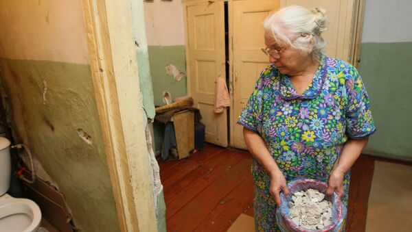 Пожилая женщина в своей квартире, архивное фото.  - Sputnik Молдова