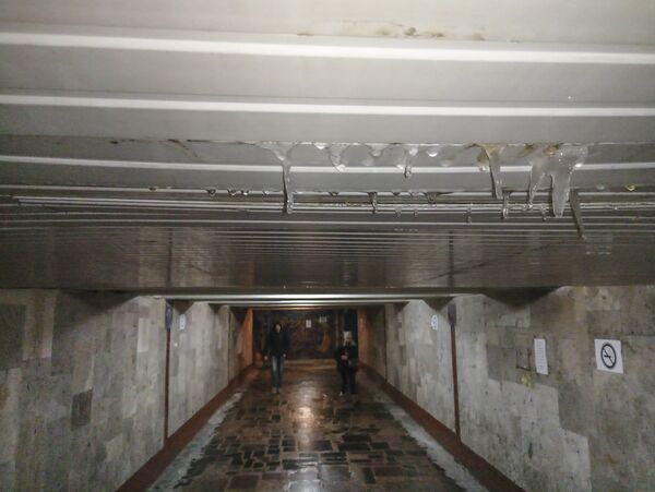 Сосульки в подземном переходе Сосульки в подземном переходе - Sputnik Молдова