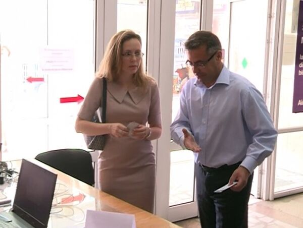 Муниципальный советник Илиан Кашу с женой Михаелой - Sputnik Молдова