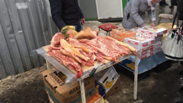 Carne de porc, vândută în stradă - Sputnik Moldova