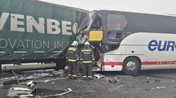 Accident rutier produs la 2 km de Nădlac, în sensul de intrare spre România Accident rutier produs la 2 km de Nădlac, în sensul de intrare spre România - Sputnik Moldova-România
