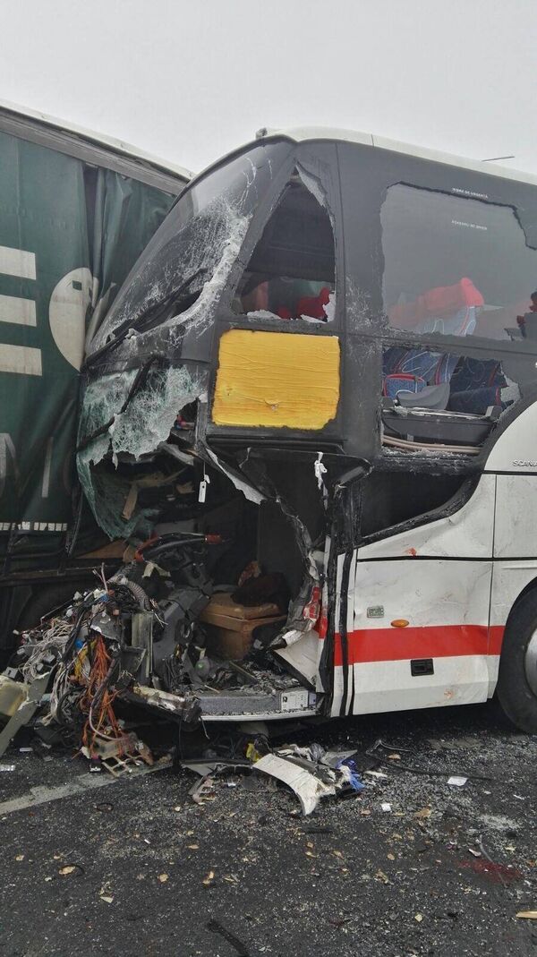 Accident rutier produs la 2 km de Nădlac, în sensul de intrare spre România Accident rutier produs la 2 km de Nădlac, în sensul de intrare spre România - Sputnik Moldova