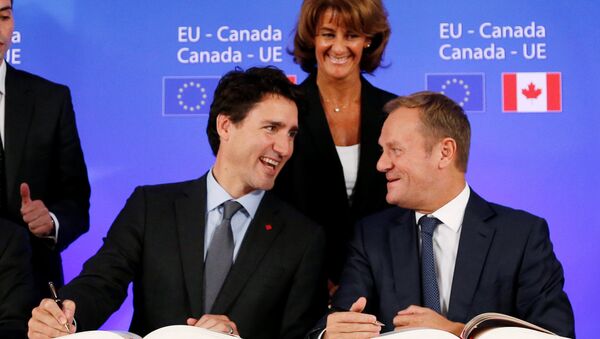 Canada's Prime Minister JustinTrudeau and European Council President Donald Tusk attend the signing ceremony of the Comprehensive Economic and Trade Agreement (CETA), at the European Council in Brussels, Belgium, October 30, 2016 - Sputnik Moldova-România