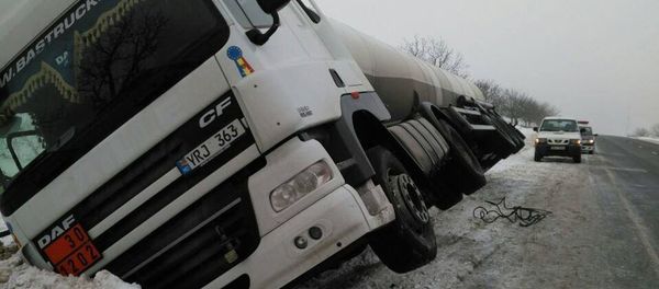 Camion cisternă, care transporta 28 de tone de motorină a derapat de pe traseu Camion cisternă, care transporta 28 de tone de motorină a derapat de pe traseu - Sputnik Moldova