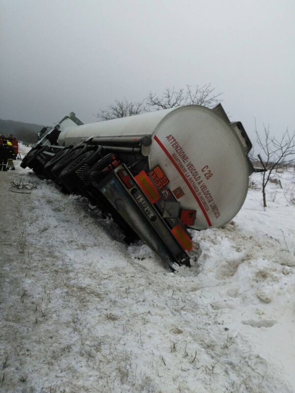 Camion cisternă, care transporta 28 de tone de motorină a derapat de pe traseu Camion cisternă, care transporta 28 de tone de motorină a derapat de pe traseu - Sputnik Moldova