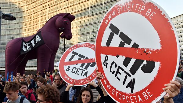 Thousands of people demonstrate against the Transatlantic Trade and Investment Partnership (TTIP) and the EU-Canada Comprehensive Economic and Trade Agreement (CETA) in the centre of Brussels, Belgium September 20, 2016. - Sputnik Moldova