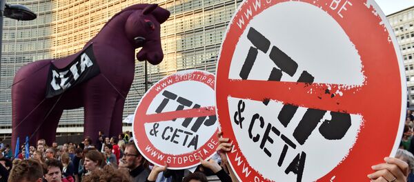 Thousands of people demonstrate against the Transatlantic Trade and Investment Partnership (TTIP) and the EU-Canada Comprehensive Economic and Trade Agreement (CETA) in the centre of Brussels, Belgium September 20, 2016. - Sputnik Moldova