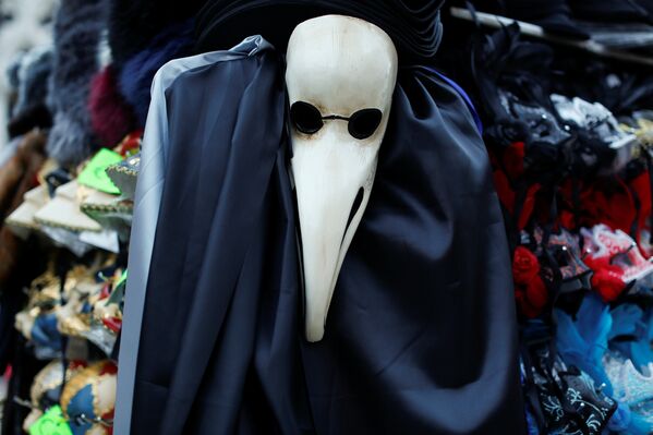 Măști de carnaval în magazinele din Veneția. - Sputnik Moldova