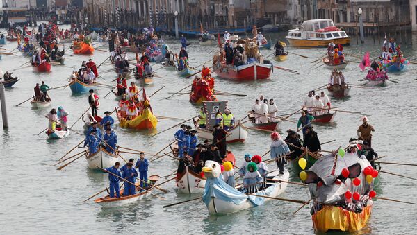 Участники Венецианского карнавала плывут на лодках по Большому каналу, участвуя в праздничном параде - Sputnik Молдова