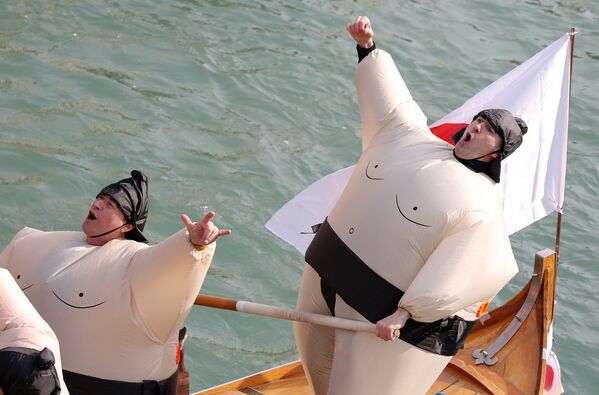 Participanții la carnavalul, în costume de luptători de sumo la parada de pe Marele Canal. - Sputnik Moldova