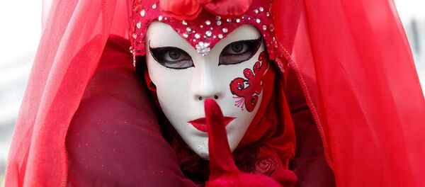 Участница Венецианского карнавала в маске - Sputnik Молдова