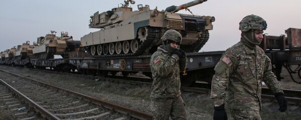 Soldații americani lângă tancuri M1 Abrams, la Baza Aeriană Mihail Kogălniceanu Soldații americani lângă tancuri M1 Abrams, la Baza Aeriană Mihail Kogălniceanu - Sputnik Moldova-România
