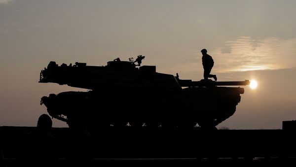 Soldat american lângă tancuri M1 Abrams, la Baza Aeriană Mihail Kogălniceanu - Sputnik Moldova-România